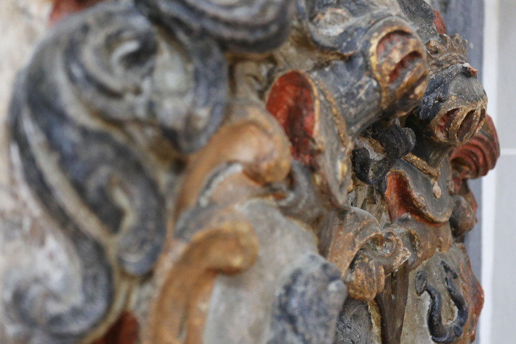 Gros plan sur les armoiries de l'église de Scharan