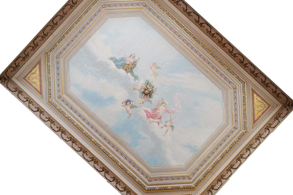 Photo des plafonds en stuc du musée