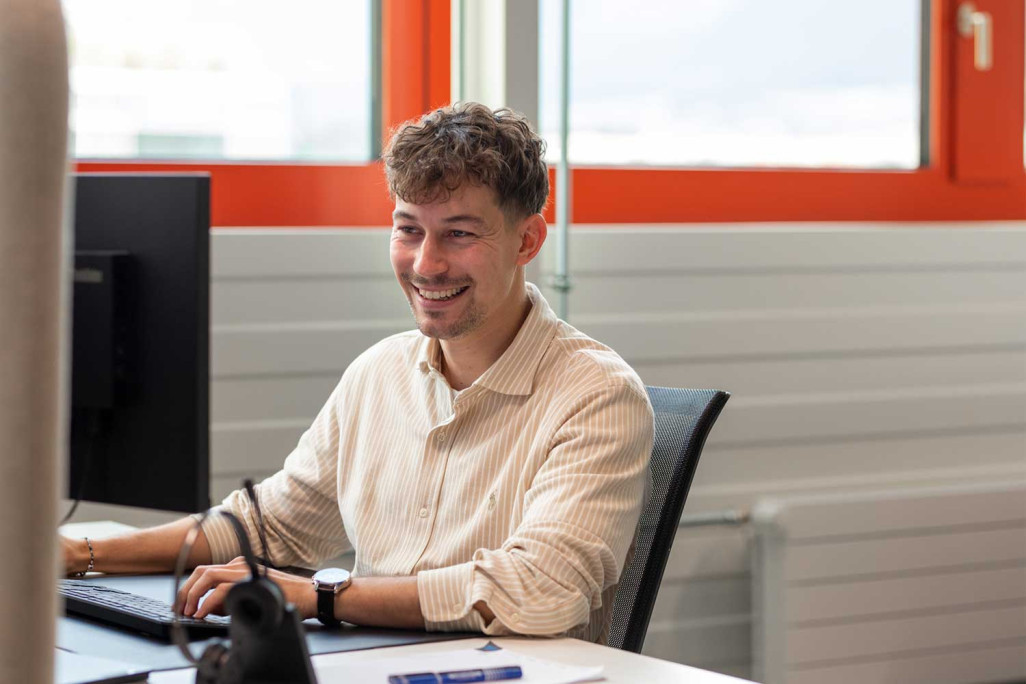 Elias Haussener, responsable de la Suisse romande, relevé de bâtiment et modèles BIM, poste de travail, HMQ AG