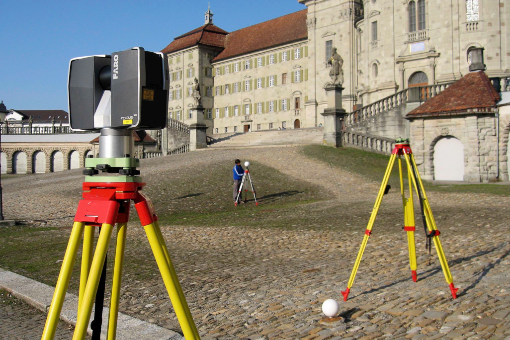 Mesure des arcades sur la place du monastère d'Einsiedeln, relevé HMQ du bâtiment