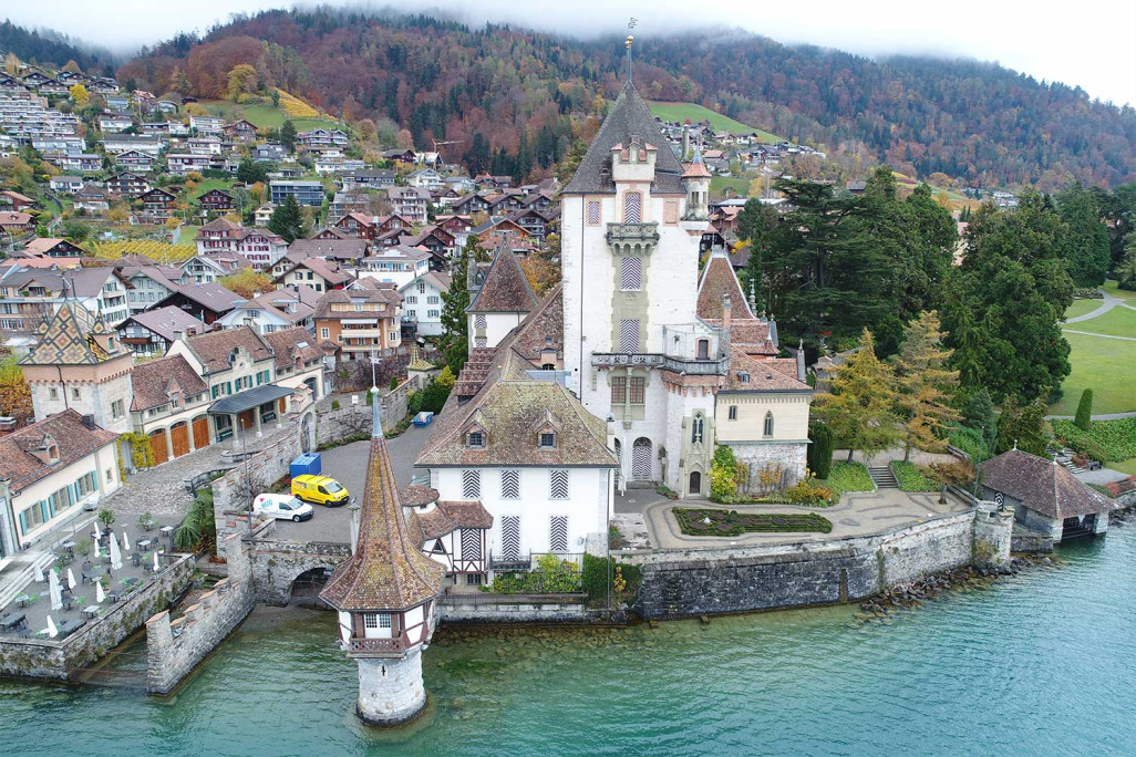 Château d'Oberhofen au bord du lac de Thoune, prise de vue par drone, HMQ AG