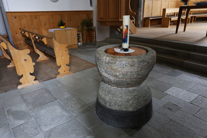 Voûte en croisée d'ogives et fonts baptismaux