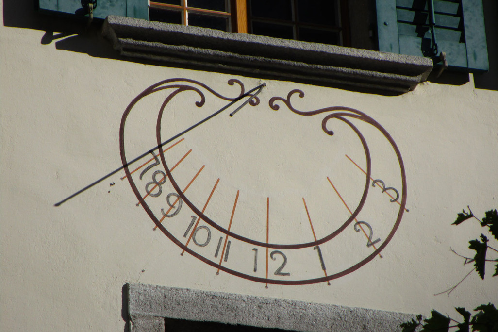 Horloge murale sur une maison à Promontogno GR